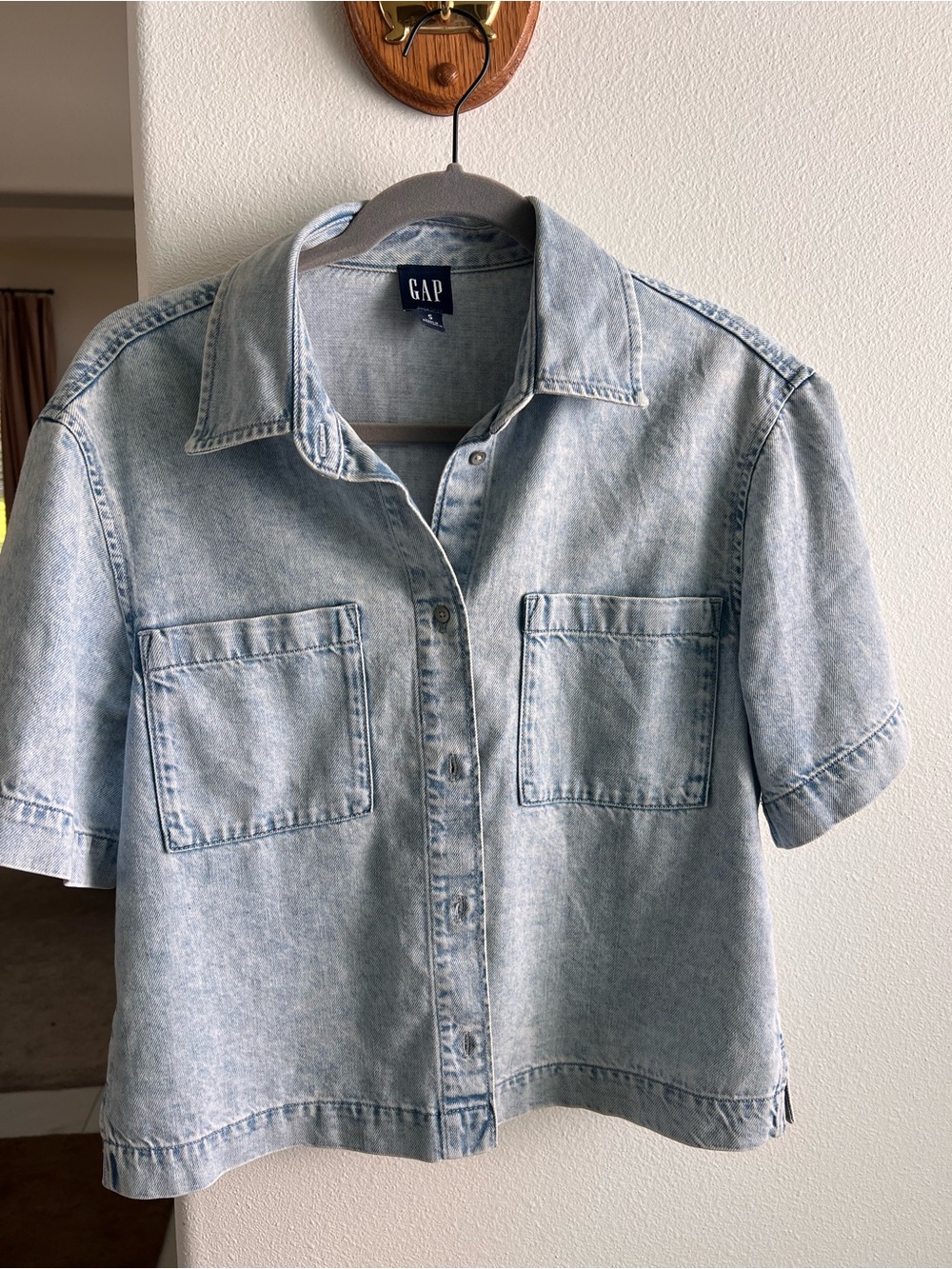 GAP womens Light Wash Denim Short-Sleeve Shirt